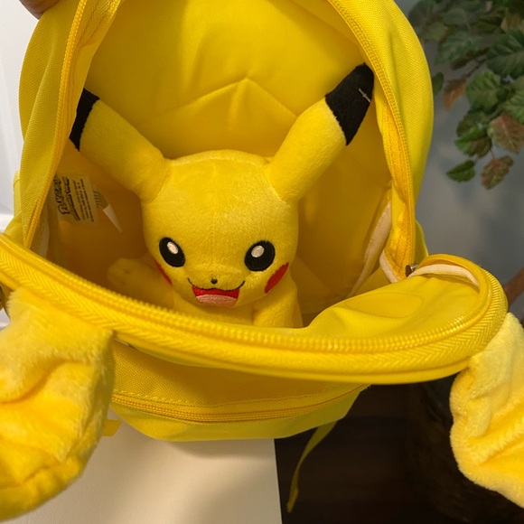 12 Pokémon Pikachu With Baby Pikachu Pokémon Plush Backpack
